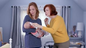 Bébé avec un thermomètre montrant une légère fièvre